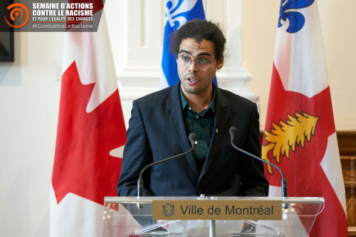 Youssef Benzouine, étudiant marocain en science politique à l'Université de Montréal, a prononcé un discours lors de l'événement.